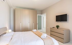 Exquisite Modern Luxury Apt In Central Malta - Walking Distance To The Restaurants & Night Life
